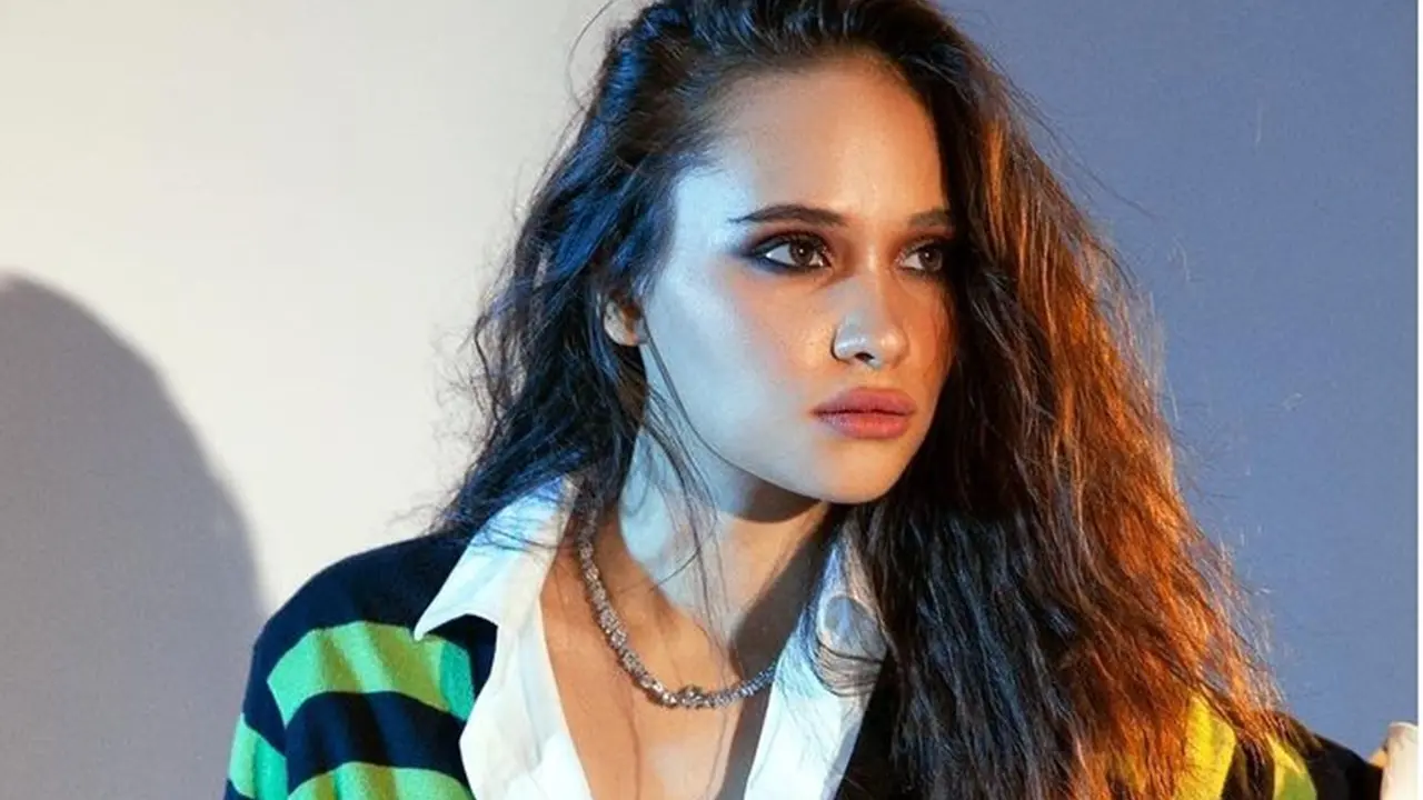 FOTO: Gaya Aurora Ribero dengan Makeup Tebal saat Pemotretan Curi Perhatian