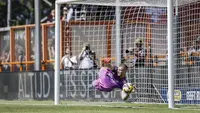Kiper Ajax, Maarten Paes, menepis bola dalam adu penalti pada pertandingan final play-off Europa Conference League Eredivisie Belanda antara AFC Ajax dan FC Utrecht di Stadion Kras, Volendam, pada 24 Mei 2026. (AFP/Maurice Van Steen)