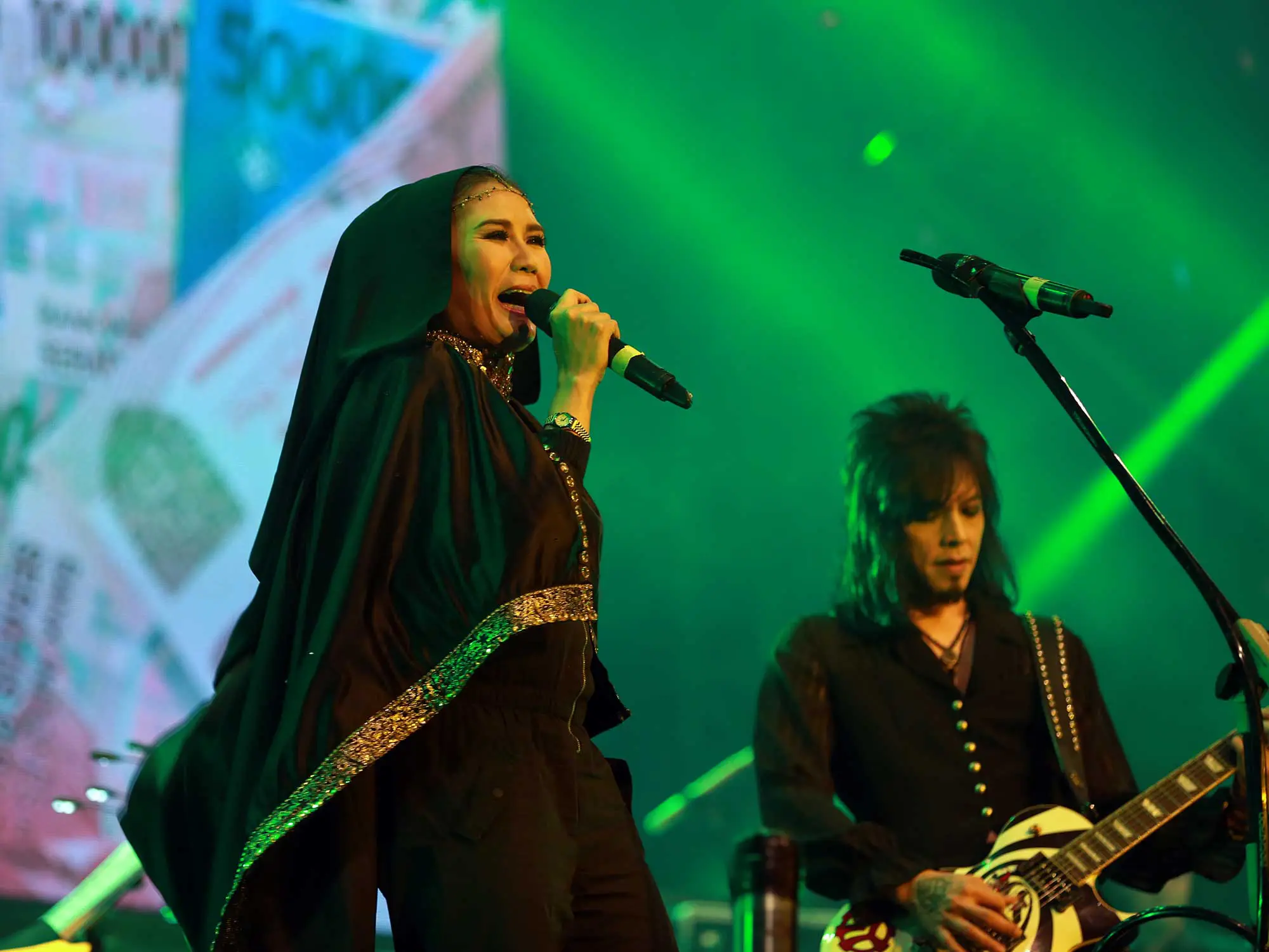 Nicky Astria sang rocker wanita Indonesia tampil cantik berhijab di panggung Kampung GaSS 2 di Sabuga, Bandung, Rabu (19/8/2015). (Deki Prayoga/Bintang.com)