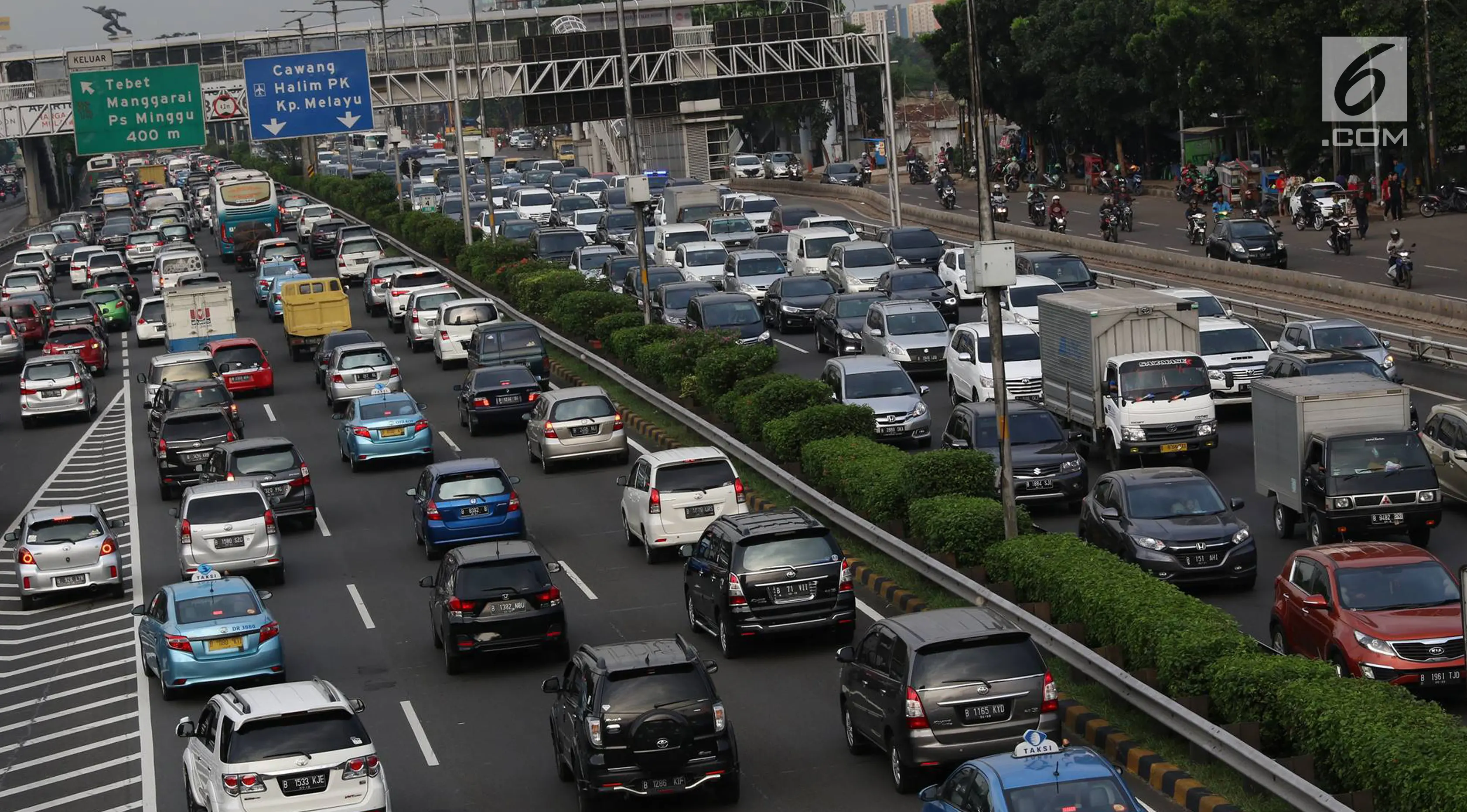 Kendaraan terjebak kemacetan di tol dan di Jalan Gatot Soebroto, Jakarta, (5/6). Banyaknya warga yang ingin berbuka puasa, menyebabkan ruas jalan di Ibu Kota lebih macet dibanding biasanya, terutama jam pulang kerja. (Liputan6.com/Immanuel Antonius)