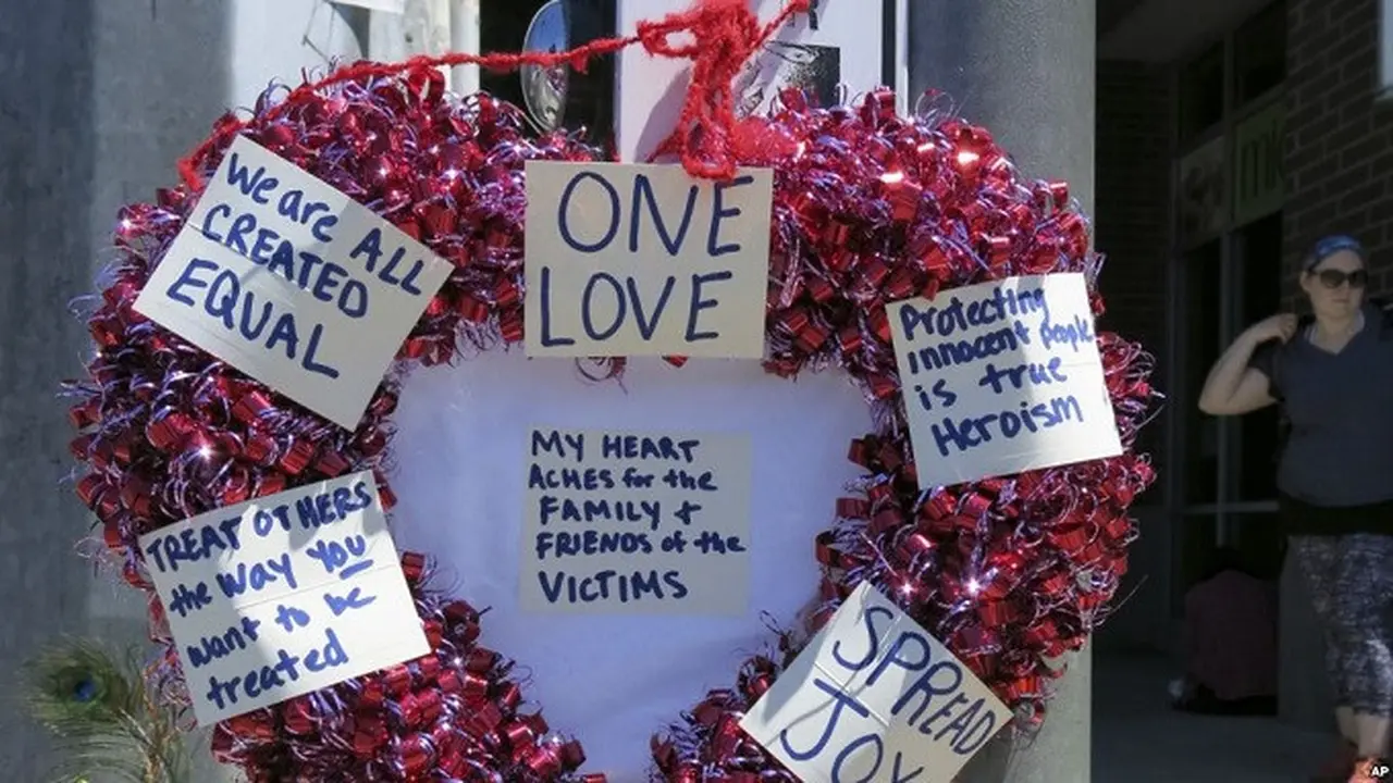 Warga menyampaikan rasa terima kasih pada dua orang yang tewas karena membela dua perempuan Muslim yang menjadi sasaran caci maki anti-Muslim di dalam kereta api di Portland, Jumat lalu (AP)