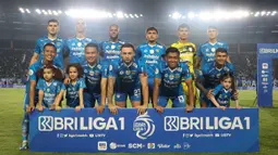 Para pemain Starting XI Persib Bandung berfoto jelang dimulainya laga leg kedua semifinal Championship Series BRI Liga 1 2023/2024 menghadapi Bali United di Stadion Si Jalak Harupat, Soreang, Kabupaten Bandung, Sabtu (18/5/2024). (Bola.com/Abdul Aziz)