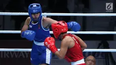 Petinju putri Indonesia, Huswatun Hasanah (kaus biru) melempaskan pukulan ke arah Sudaporn Seesondee (Thailand) pada semifinal kelas ringan 60kg putri Asian Games 2018 di JIEXPO Kemayoran, Jumat (31/8). Huswatun kalah. (Liputan6.com/Helmi Fithriansyah)