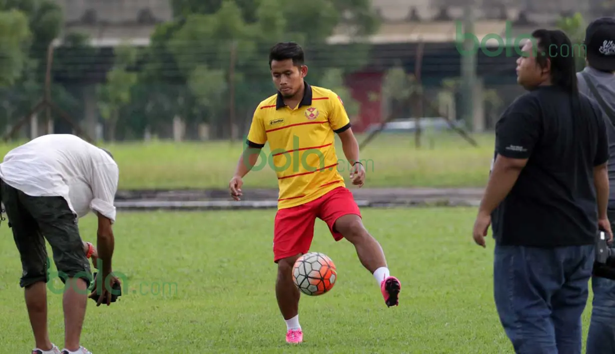 Beragam gaya dan teknik sepak bola diperagakan Andik Vermansah saat beraksi untuk iklan terbaru tim Selangor FA di Stadion Mini, Shah Alam, Selangor, Malaysia, Rabu (27/01/2016). (Bola.com/Nicklas Hanoatubun)