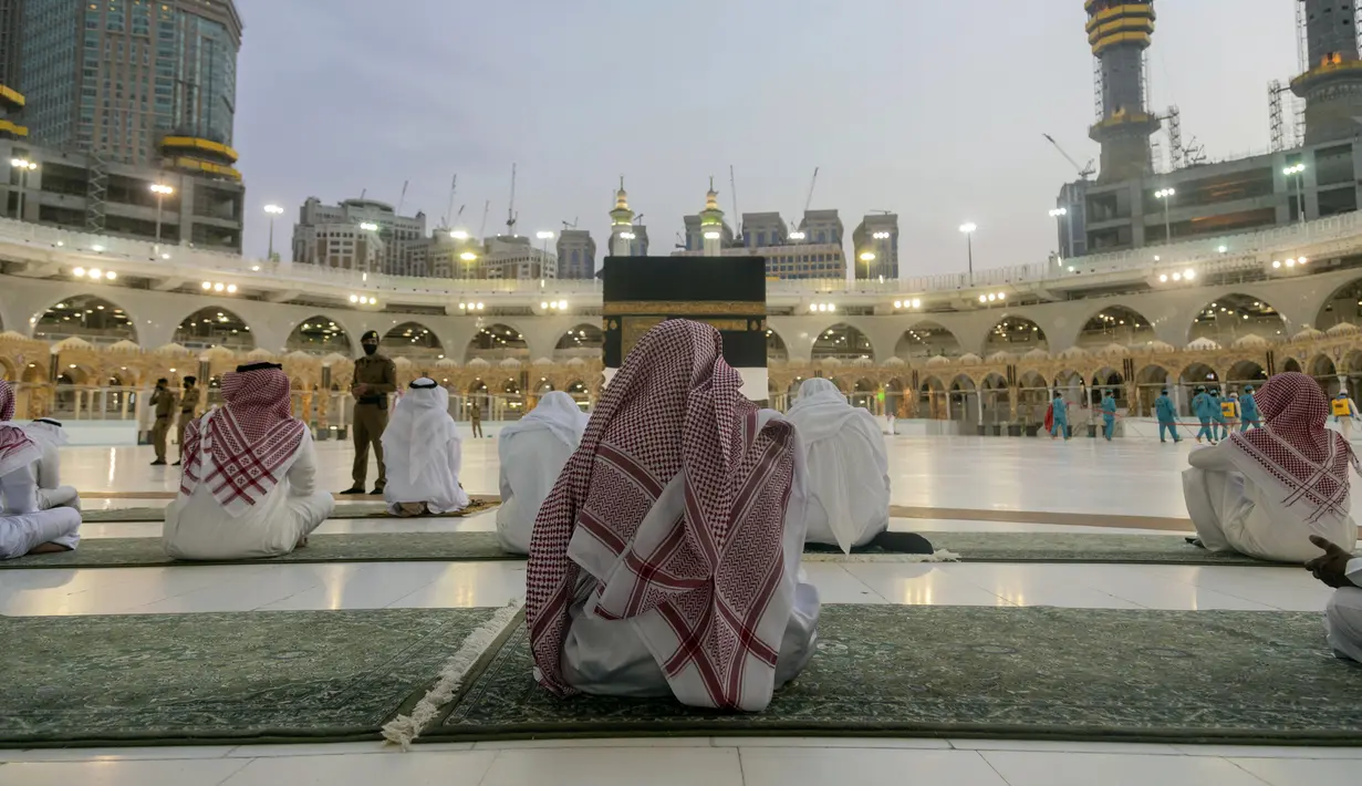 Jemaah berdoa di sekitar Ka'bah, Masjidil Haram, Makkah, Arab Saudi, Minggu (26/7/2020). Karena pandemi COVID-19, Arab Saudi membatasi jumlah jemaah haji tahun ini hanya untuk sekitar 1.000 orang. (Saudi Ministry of Media via AP)