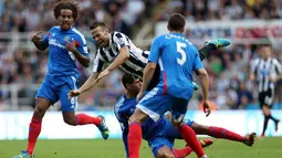 Gelandang Newcastle Yohan Cabaye (tengah) dihadang oleh beberapa pemain Hull City pada pertandingan Liga Utama Inggris antara Newcastle vs Hull City (21/09/13). (AFP/Ian Macnicol)