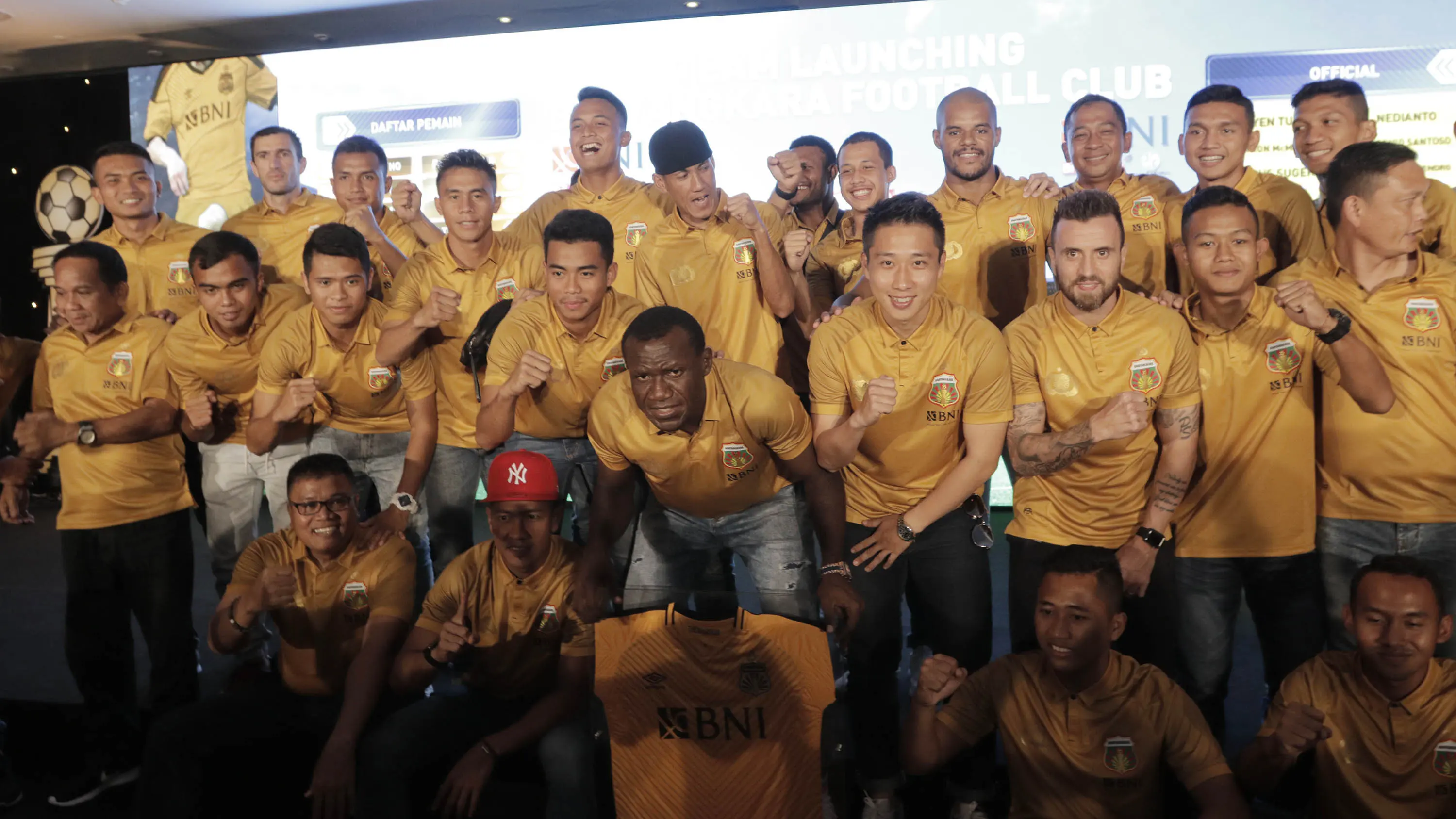 Para pemain Bhayangkara FC foto bersama saat launching tim di Hotel Borobudur, Jakarta, Jumat (23/2/2018). Bhayangkara FC memperkenalkan pemain dan jersey baru untuk musim Liga Indonesia musim 2018. (Bola.com/M Iqbal Ichsan)