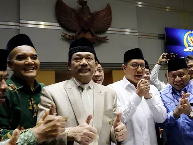 Menteri Agama Lukman Hakim Saifuddin (tiga kanan) usai rapat dengan Komisi VIII DPR di Jakarta, Senin (12/3). Rapat membahas pengesahan Biaya Penyelenggaraan Ibadah Haji (BPIH) 2018. (Liputan6.com/JohanTallo)