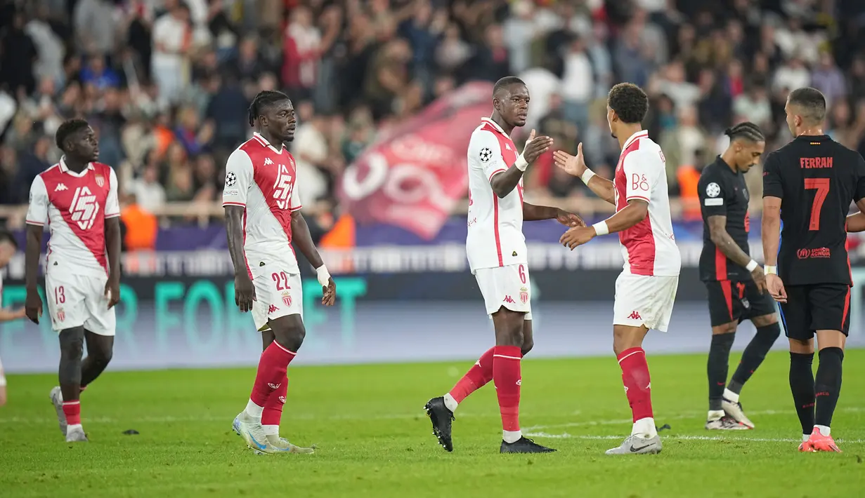 Para pemain AS Monaco melakukan selebrasi pada akhir matchday 1 League Phase Liga Champions 2024/2025 yang digelar di Stade Louis II, Kamis, 19 September 2024 atau Jumat (20/9/2024) dini hari WIB. (AP Photo/Laurent Cipriani)