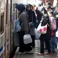 Calon penumpang antre masuk kereta di Stasiun Pasar Senen, Jakarta, Jumat, (22/12). Memasuki masa libur panjang Natal 2017 dan Tahun Baru 2018 akan PT. KAI akan mengoperasikan 17 Kereta Api tambahan. (Liputan6.com/Johan Tallo)