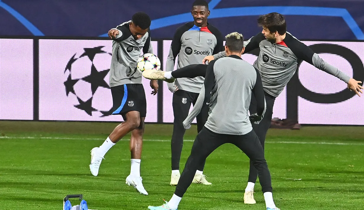 Para pemain FC Barcelona menghadiri sesi latihan menjelang matchday terakhir Grup C Liga Champions 2022/2023 melawan Viktoria Plzen di Plzen, Republik Ceko, Senin (31/10/2022). Kali ini, di kandang lawan, meski sudah tak lagi menentukan, Barcelona bakal tetap dituntut untuk menang. (Photo by Michal Cizek / AFP)
