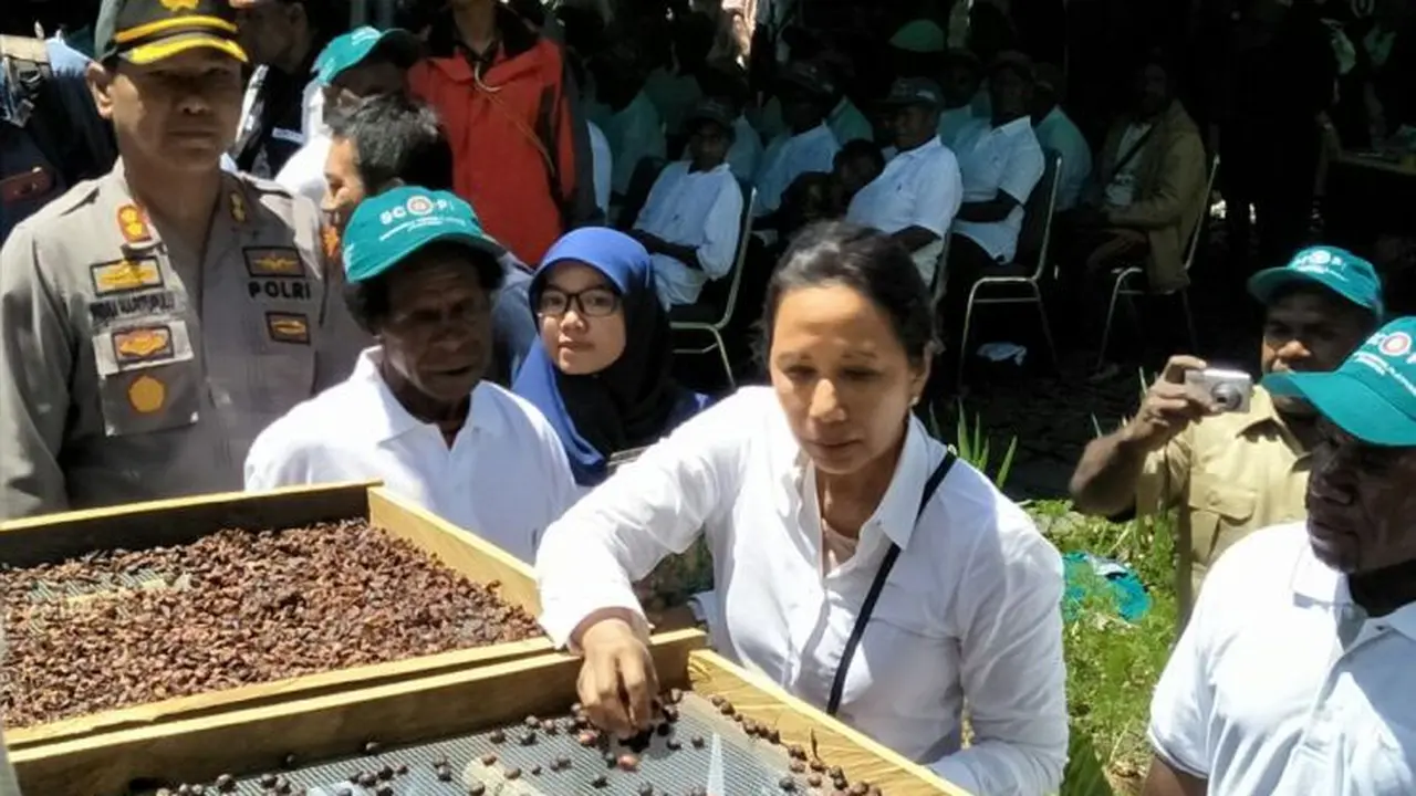 Menteri Badan Usaha Milik Negara (BUMN) Rini Soemarno ingin agar kopi asal Papua bisa mendunia.