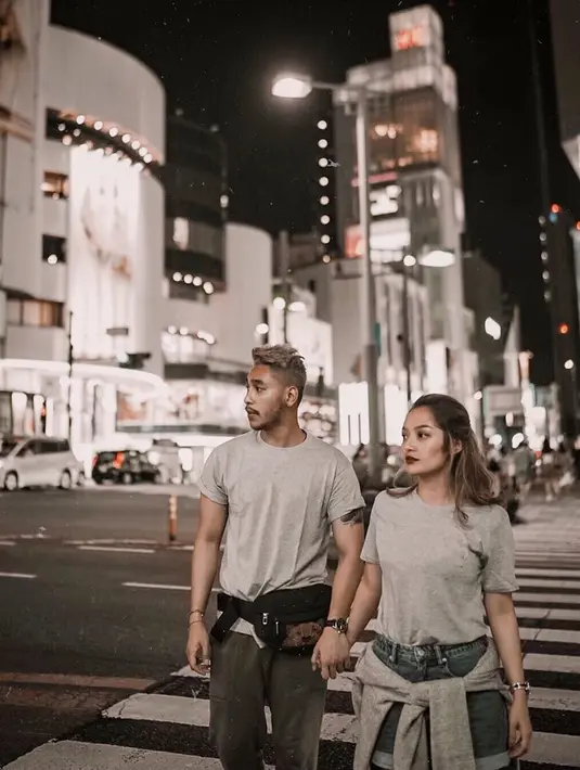Dalam momen kecil pun terasa sangat mesra. Sekedar menggandeng tangan bersama dan memakai kaos kembar. Potret Siti Badriah dan Krisjiana pun apik mengabadikan kemesraan keduanya. (Liputan6.com/IG/@krisjianabah)