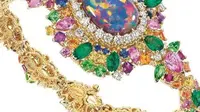 Perhiasan terbaru Dior menggunakan batu Opal. (Dior)