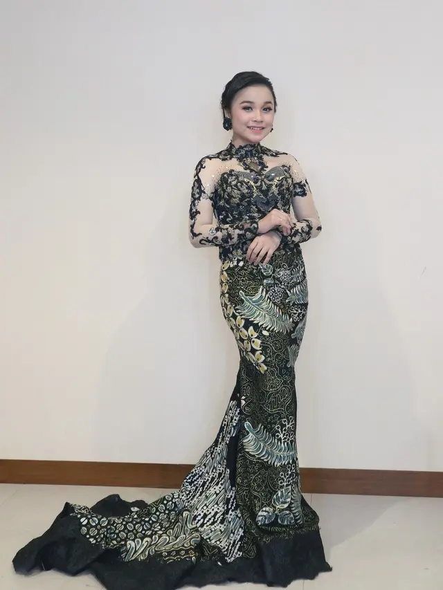 6 Gaya Tasya Rosmala Pakai Kebaya dan Batik, Tampil Anggun