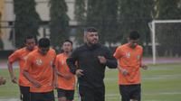 Skuat PSS Sleman menjalani pemanasan pada latihan perdana di lapangan UNY, Senin (14/1/2019) sore, dipimpin oleh asisten pelatih Danilo Fernando. (Bola.com/Vincentius Atmaja)