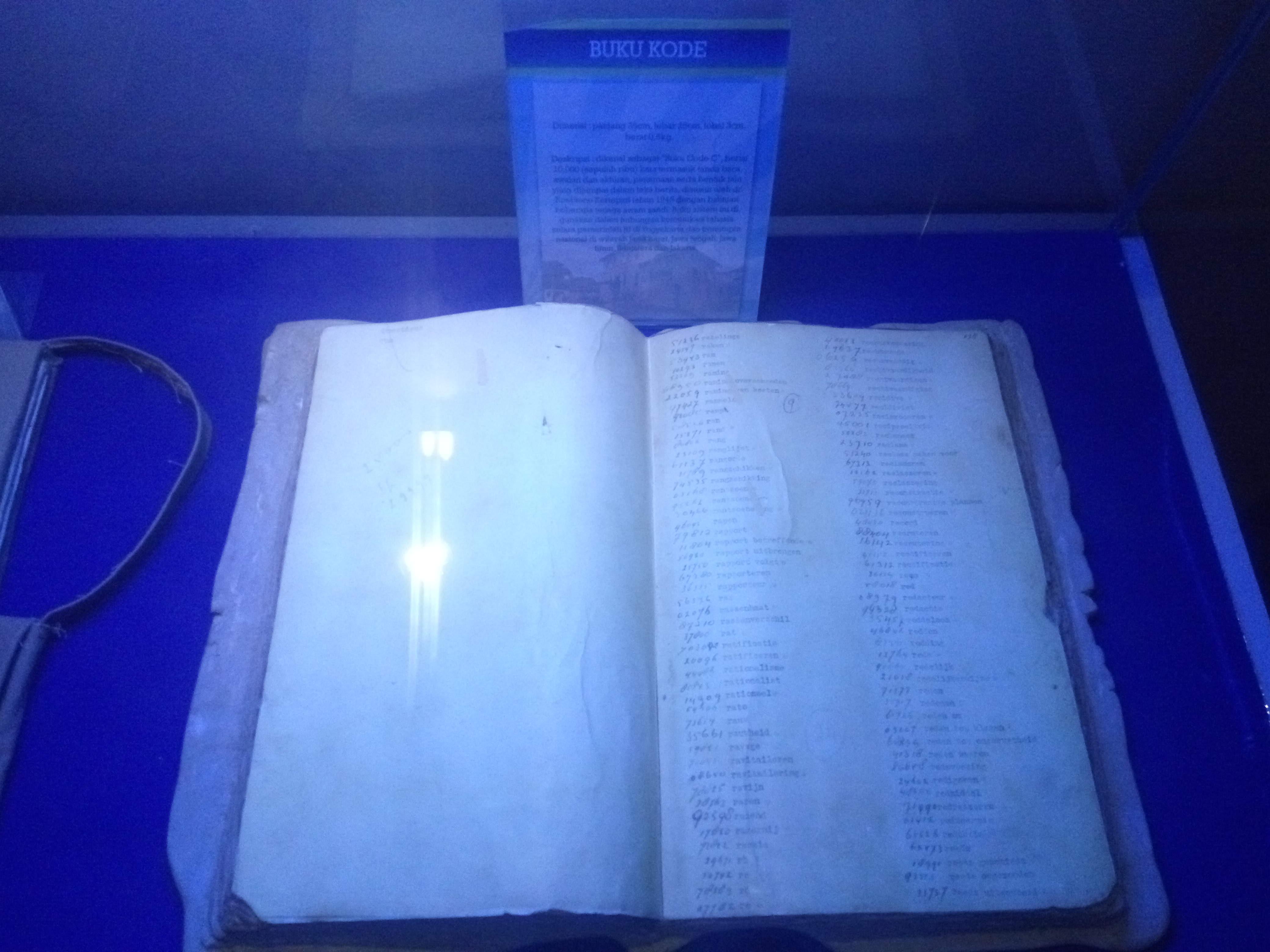 Dokter pribadi Sukarno itu mampu menulis buku kode untuk acuan sandi negara dengan tangan kanan dan kiri sekaligus dalam satu waktu. (Liputan6.com/Switzy Sabandar)