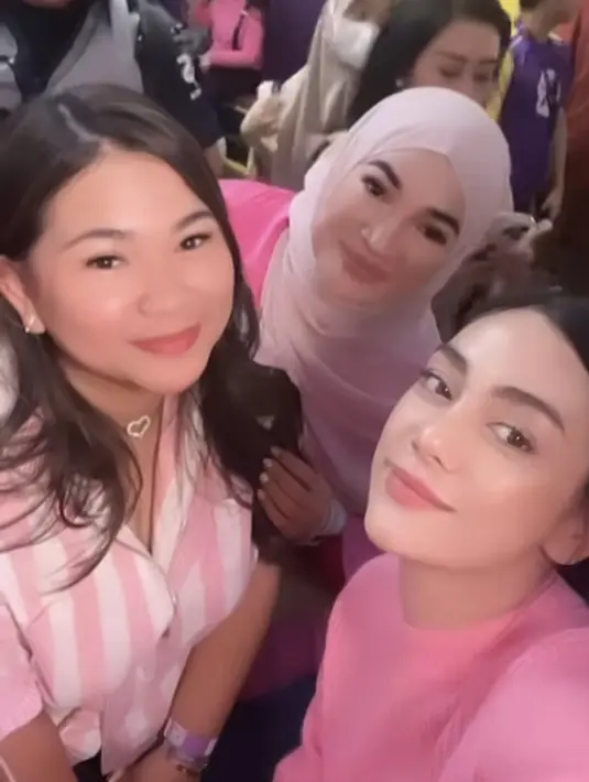 Begitu juga dengan Celine Evangelista yang tampil kasual dengan knit dress warna pinknya. [@celine_evangelista]