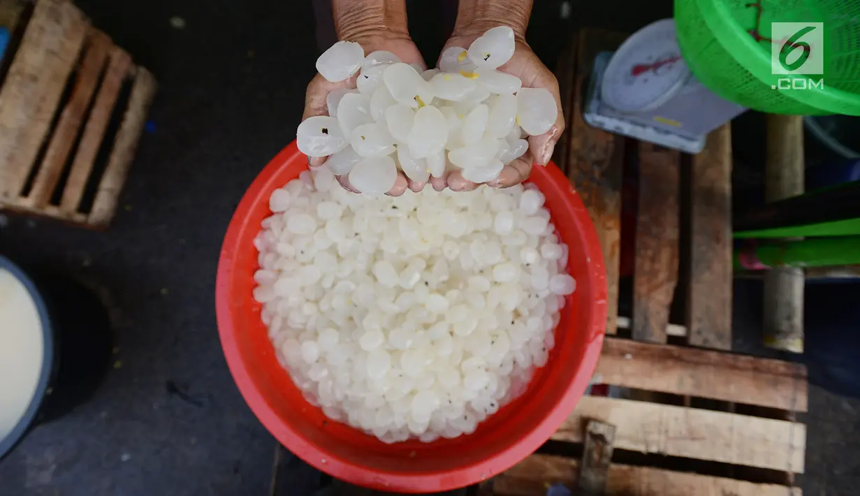 Pedagang menunjukkan kolang-kaling di Pasar Induk Kramat Jati, Jakarta, Jumat (10/5/2019). Memasuki bulan suci Ramadan, pedagang kolang-kaling kebanjiran pembeli. (merdeka.com/Imam Buhori)