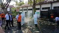 Penyemprotan disinfektan di sejumlah RPH di Banyuwangi, untuk tekan penyebaran PMK (Hermawan Arifianto/Liputan6.com)