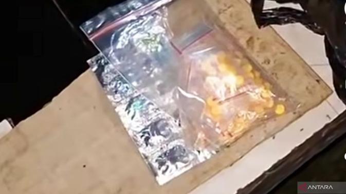 Penemuan Tas Hitam di Gang Pinang Ranti, Isinya Bikin Ibu-Ibu Khawatir