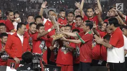 Presiden Jokowi menyerahkan Piala Presiden kepada Kapten Persija Jakarta Ismed Sofyan usai laga final melawan Bali United di Stadion Utama GBK, Senayan, Jakarta, Sabtu (17/2). Persija menang 3-0 atas Bali United. (Liputan6.com/Arya Manggala)