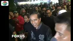 Jajanan kopi, kue, makanan, baju dan hasil kerajinan tangan hasil karya anak muda Makassar menjadi daya tarik bagi Jokowi yang tak segan-segan melayani anak muda untuk foto bareng.
