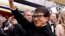 Jackie Chan mengajak kedua boneka pandanya menyapa para fans di Academy Awards ke-89 atau Oscar 2017 di Los Angeles, Minggu (26/2). Seperti Chan yang tampil rapi dengan tuxedo, boneka panda itu juga berdandan khusus. (Photo by Matt Sayles/Invision/AP)