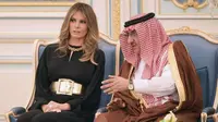 Tak Berkerudung tapi Sopan, Baju Melania Trump Dipuji Media Arab
