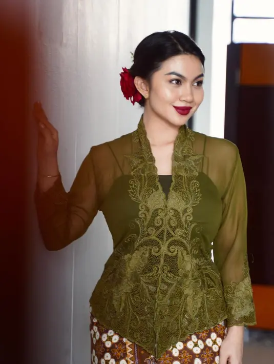 Namun saat berkebaya ia memancarkan aura cantiknya berbeda, seperti terlipat ganda. [Instagram/arieltatum]