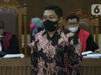 Terdakwa dugaan suap penanganan perkara di KPK yang juga mantan penyidik, AKP Stepanus Robin Pattuju saat menjalani sidang lanjutan di Pengadilan Tipikor, Jakarta Pusat, Senin (20/9/2021). Sidang beragendakan keterangan saksi dari JPU KPK. (Liputan6.com/Helmi Fithriansyah)