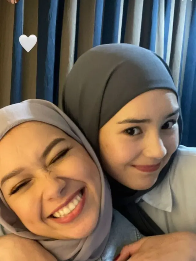 Rebecca Klopper berhijab saat reuni Mermaid In Love di malam idul Adha (Foto: rklopperr via instagram)