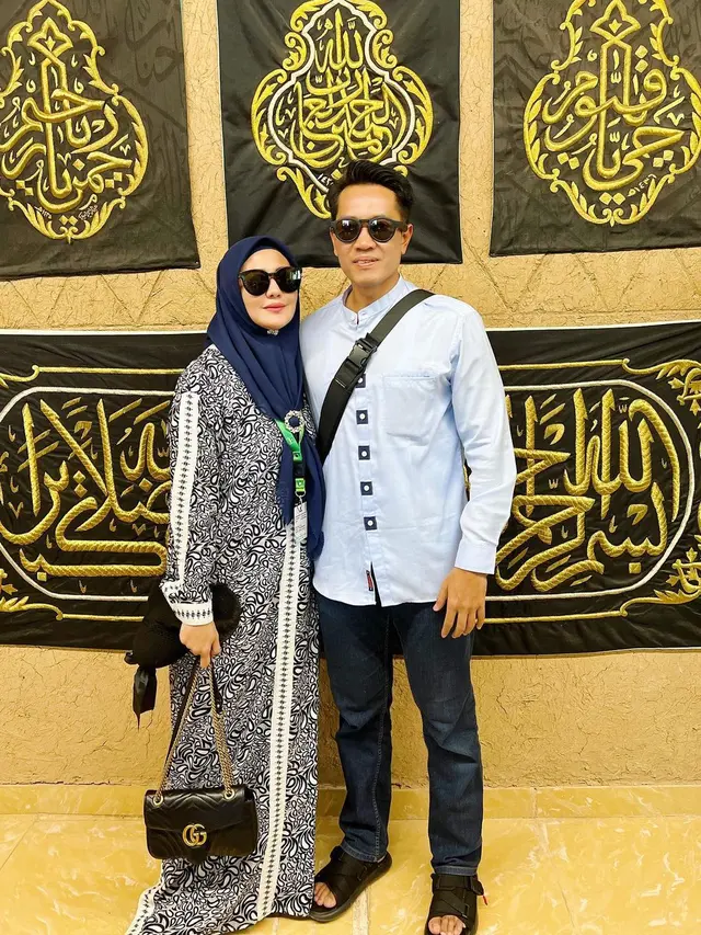 Seru Main Ke Museum, Ini 7 Potret Juliana Moechtar dan Suami saat di Mekah