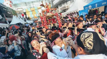 Festival Little Tokyo Ennichisai 2015 berhasil menyedot perhatian warga Jakarta, Minggu (10/5/2015). Festival tahunan ini tak hanya menyediakan hiburan, namun juga makanan Jepang. (Liputan6.com/Faizal Fanani)