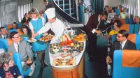 Simak mewahnya makanan pesawat pada tahun 50-an hingga 80-an. Sumber: Brightside.me.