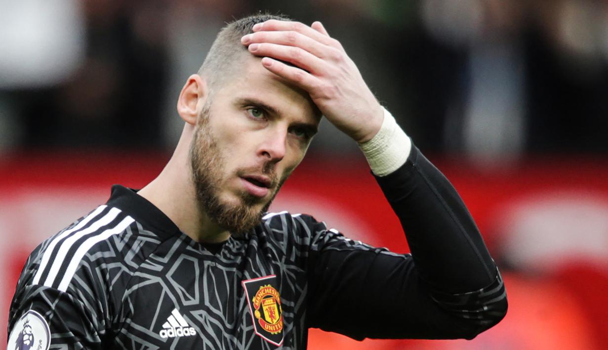 David De Gea. Sejak lama memang telah diprediksi jika kiper Manchester Unted berusia 32 tahun ini akan gagal berangkat ke Piala Dunia 2022 Qatar. Melimpahnya kiper berkualitas di Timnas Spanyol ditambah penampilannya yang naik turun bersama MU membuatnya mulai terpinggirkan. Laga terakhirnya bersama Tim Matador terjadi lebih dari dua tahun lalu, dan mulai saat itu ia lebih sering menghangatkan bangku cadangan. (AFP/Ian Hodgson)