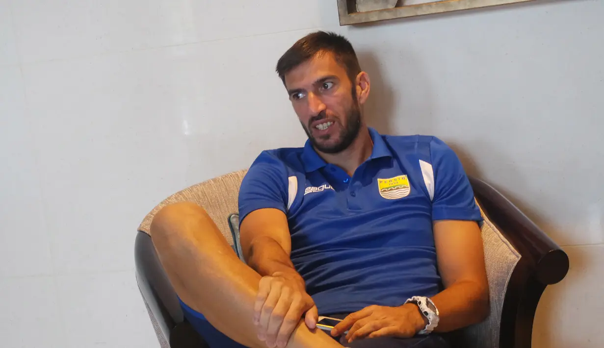 Bek Persib Bandung, Vladimir Vujovic duduk-duduk di hotel jelang laga final Piala Presiden di Stadion Utama Gelora Bung Karno. (Bola.com/Vitalis Yogi Trisna)
