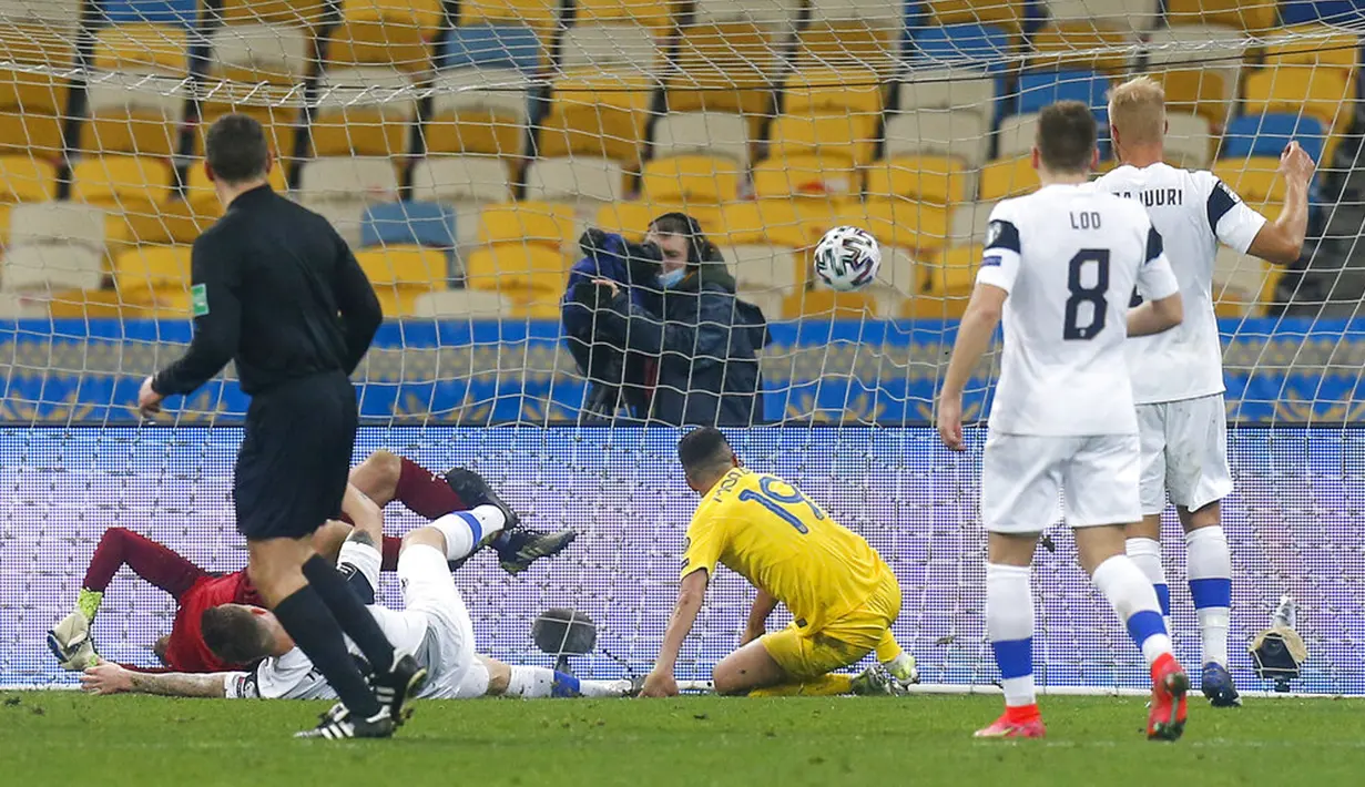 Pemain Ukraina Junior Moraes (tengah) mencetak gol ke gawang Finlandia pada pertandingan Grup D kualifikasi Piala Dunia 2022 di Stadion Olimpiyskiy, Kyiv, Ukraina, Minggu (28/3/2021). Pertandingan berakhir 1-1. (AP Photo/Efrem Lukatsky)