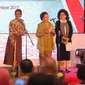 Menkes, Nila F Moeloek (kanan), Menteri Kelautan dan Perikanan Susi Pudjiastuti (kiri), pengusaha Mooryati Sudibyo (tengah) membacakan puisi tentang polwan dalam acara hari jadi Polwan yang ke-69, Jakarta, Senin (11/9). (Liputan6.com/Faizal Fanani)