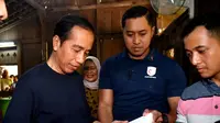 Presiden Joko Widodo (Jokowi) dan Ibu Negara Iriana menikmati waktu akhir pekan pada Sabtu, 3 Juni 2023, dengan mengunjungi Warung Kopi Klotok yang ada di Jalan Kaliurang, Kabupaten Sleman, Yogyakarta. (Sekretariat Presiden)