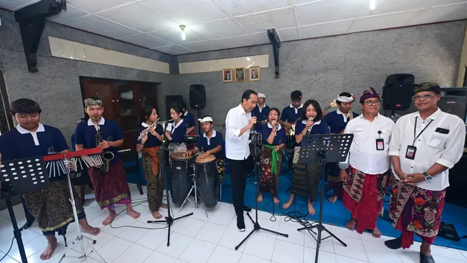 Momen menarik Presiden Jokowi ikut menyanyikan lagu Slank berjudul 'Ku Tak Bisa' di depan siswa SMKN 3 Sukawati, Gianyar, Bali. (Foto: Biro Pers Sekretariat Presiden)