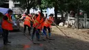 Regu penyelamat membersihkan endapan lumpur di jalanan Kota Bifeng, Provinsi Guizhou, China, Sabtu (13/6/2020). Banjir yang dipicu oleh hujan telah berdampak pada kehidupan 700.000 orang di Provinsi Guizhou. (Xinhua/Liu Xu)