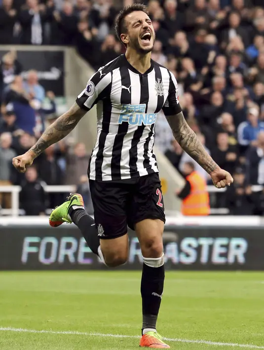 Striker Newcastle United, Joselu, melakukan selebrasi usai mencetak gol ke gawang Liverpool pada laga Premier League di Stadion James' Park, Minggu (1/10/2017). Newcastle United bermain imbang 1-1 dengan Liverpool. (AP/Owen Humphreys)