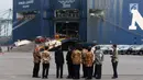 Presiden Jokowi bersama sejumlah menteri dan CEO MMC Osamu Masuko meninjau pelepasan ekspor perdana Mitsubishi Xpander di Cilincing, Jakarta, Rabu (25/4). Jokowi mengapresiasi Mitsubishi yang mulai ekspor ke Filipina. (Liputan6.com/Angga Yuniar)