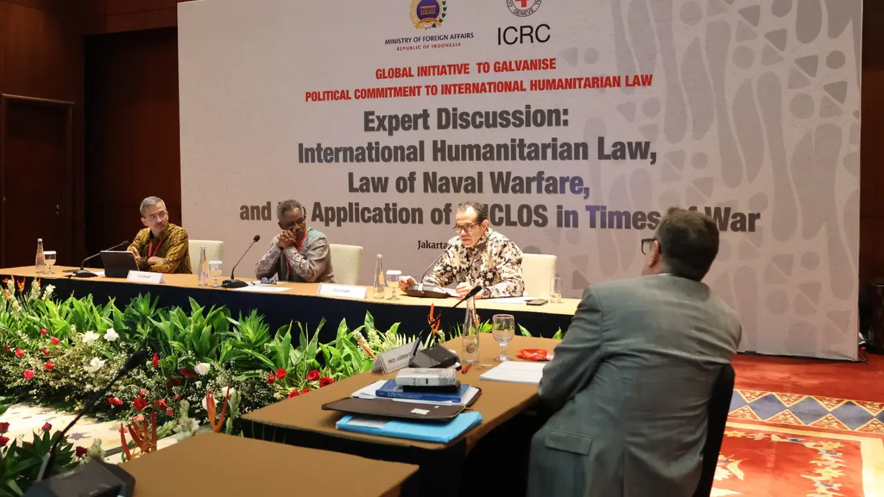 Duta Besar L. Amrih Jinangkung bersama dengan Vincent Ochilet dari ICRC dan Osama Hamdy, perwakilan Pemerintah Mesir. (Dok. ICRC/Kemlu RI)
