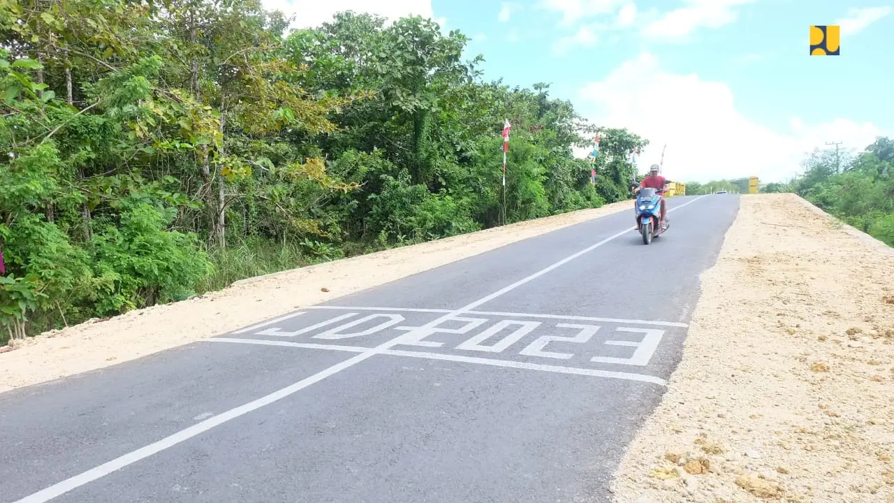 Presiden Joko Widodo (Jokowi) meresmikan penyelesaian pembangunan 22 ruas jalan sepanjang 165 km