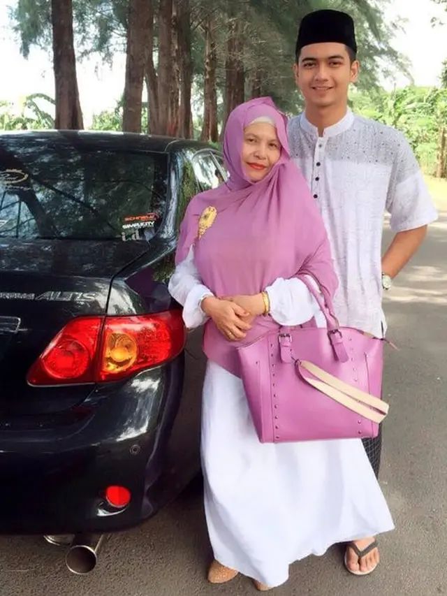 Momen Kebersamaan Teuku Ryan Suami Ria Ricis dan Sang Ibu