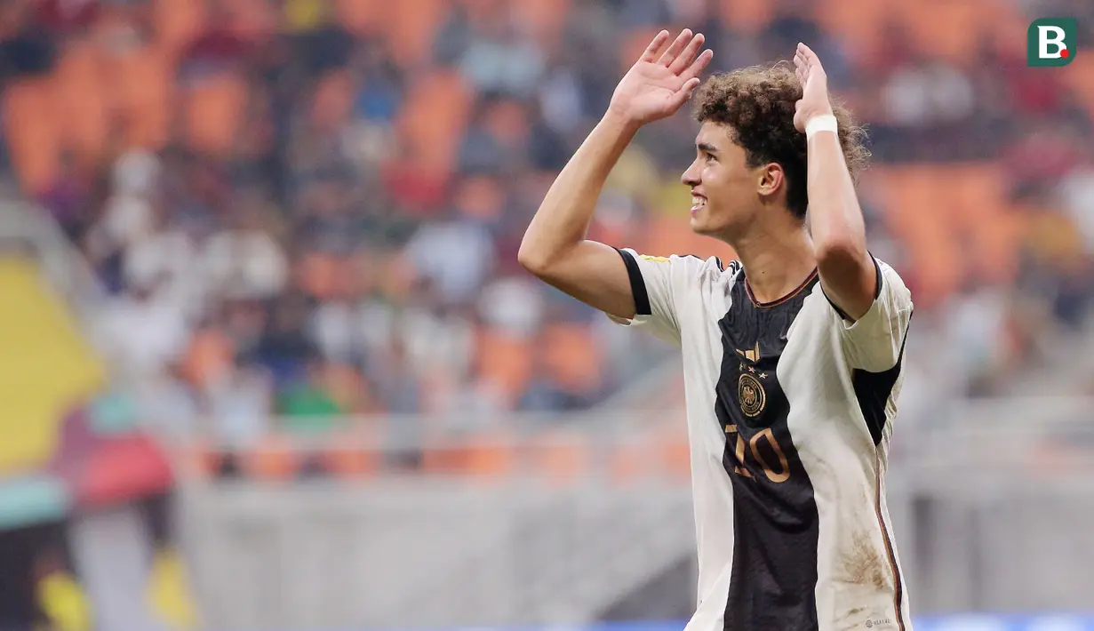 Pemain Timnas Jerman U-17, Noah Darvich, merayakan kemenangan atas Spanyol U-17 pada laga perempat final Piala Dunia U-17 2023 di Jakarta International Stadium, Jumat (24/11/2023). (Bola.com/Bagaskara Lazuardi)