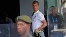 Ekspresi penjaga gawang, Joe Hart, saat melihat ketatnya pengamanan di hotel tempat Timnas Inggris menginap di Rio de Janeiro, Brasil, (8/6/2014). (REUTERS/Eddie Keogh)