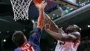 Forward Toronto Raptors, Pascal Siakam, berusaha memasukan bola saat melawan San Lorenzo pada laga pramusim NBA di Rogers Center, Toronto, Sabtu (15/10/2016). Raptors menang 122-105 atas San Lorenzo. (USA Today Sports/Kevin Sousa)